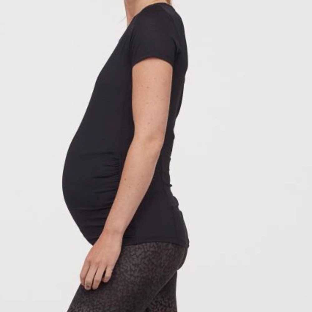 H&M’s momma black short sleeve t-shirt